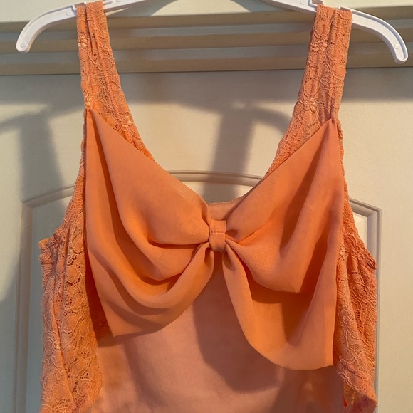 Adorable floral embroidered style top - Picture 2 of 5